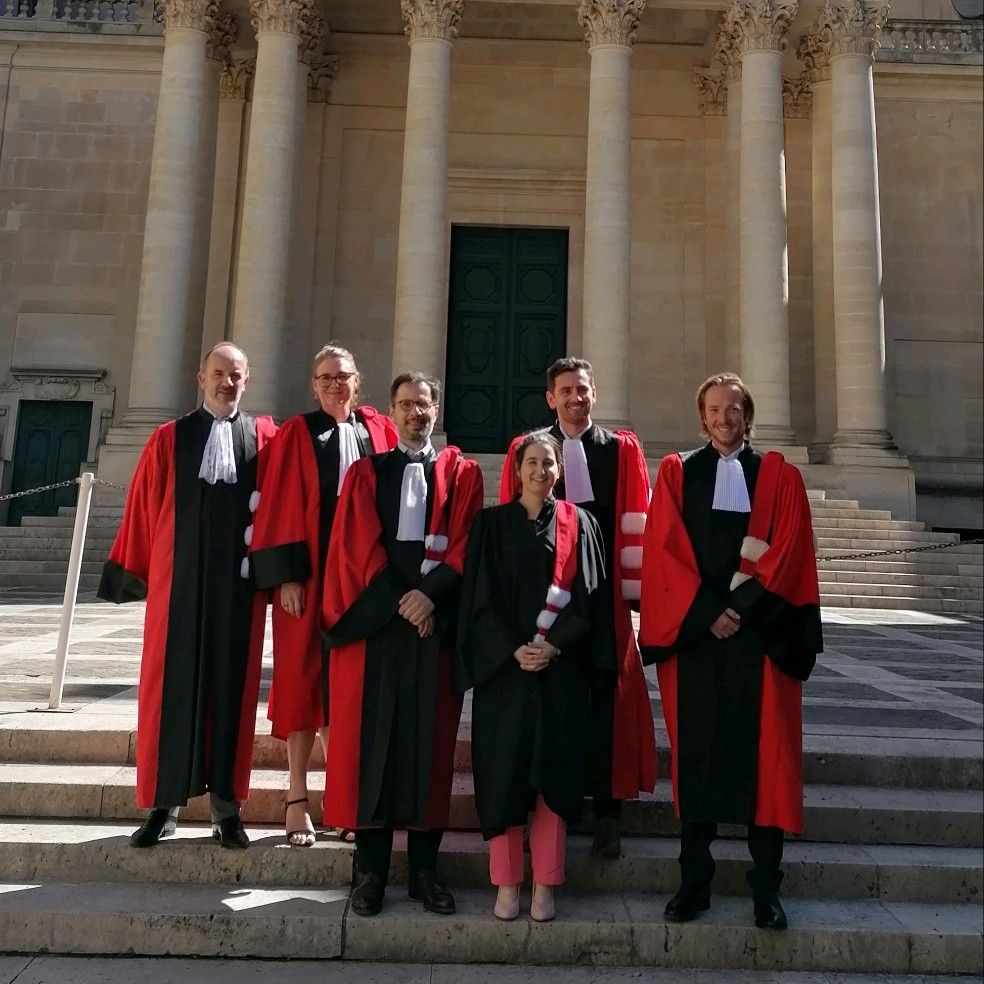 Priscilla Merabti vor der Sorbonne in Paris